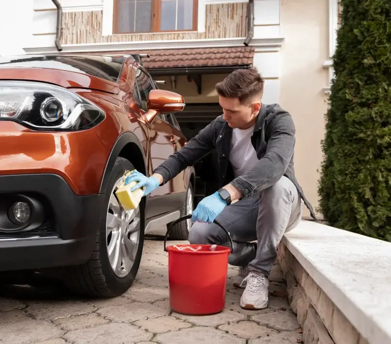 Lavage auto à domicile Saint-Étienne-aux-Clos : professionnel intervenant sur un véhicule